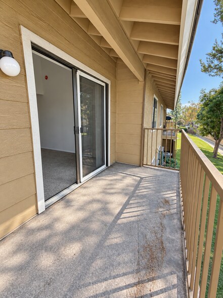 Building Photo - 8320 Vineyard Ave