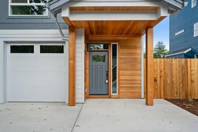 Building Photo - Bright & Beautiful Updated 4 bed, 3.5 bath in the Heart of the Brentwood-Darlington Neighborhoods