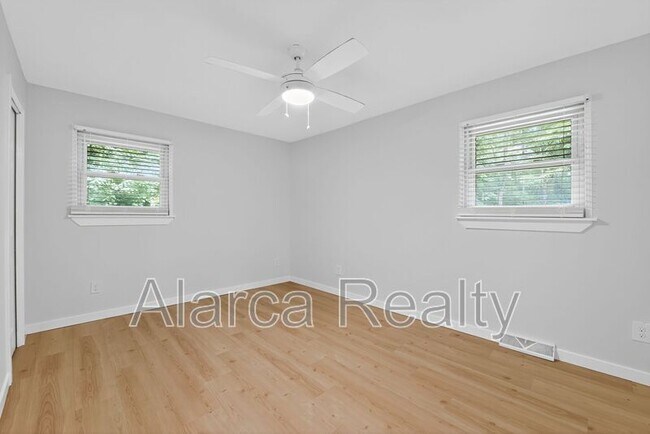 Building Photo - 409 Robinson Ave