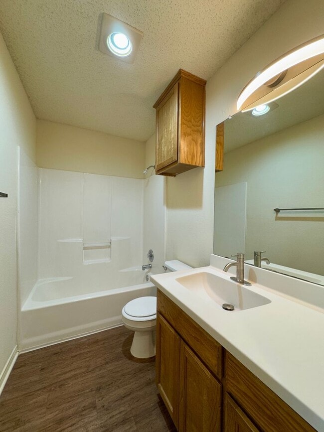 Building Photo - Duplex *LEASING SPECIAL AVAILABLE*