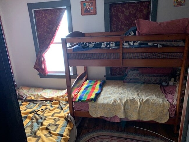 Building Photo - Duluth, MN - 4 Bedroom - 1 Bathroom - 2 Ca...