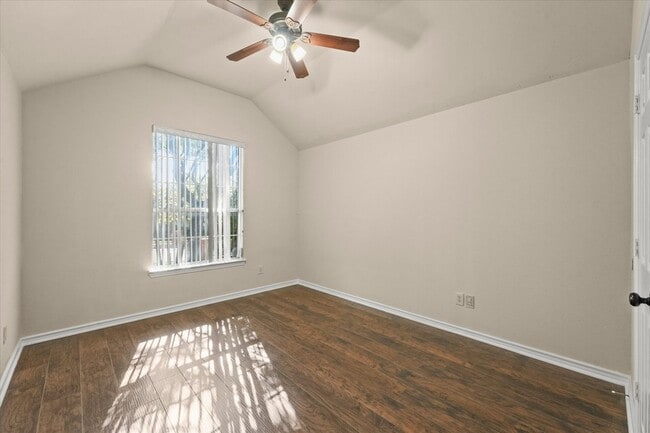 Building Photo - 1319 Lakeridge Ln