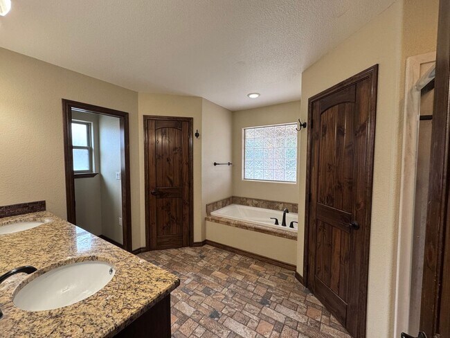 Building Photo - Beautiful 4 bed 2 bath home Available Now!