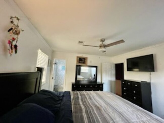Building Photo - Welcome to this fully furnished 3 bedroom,...
