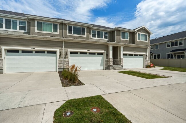 Building Photo - 3 Bedroom 2.5 Bathroom Townhome in Bluffdale!