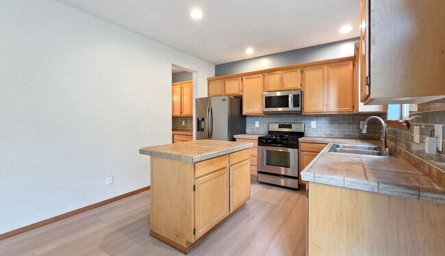 Building Photo - 5BR/3BA End Unit with Greenbelt View in Lynnwood
