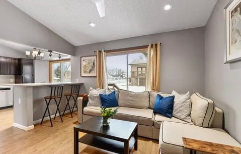 Building Photo - 912 W 66th St