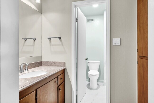 Building Photo - Move-In Ready 3BR/2BA Near UC Davis, Pets Welcome