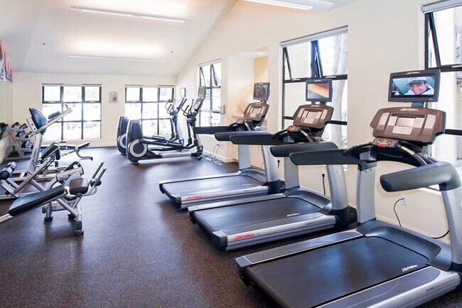 Building Photo - 1600 Villa St