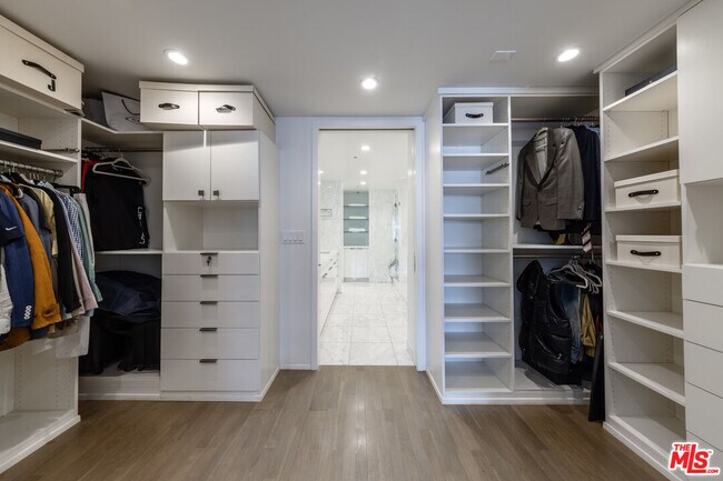 Building Photo - 10520 Wilshire Blvd