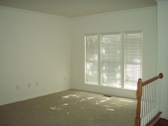 Building Photo - Gorgeous 3 Bedroom 3.5 Bathroom Brick Town...