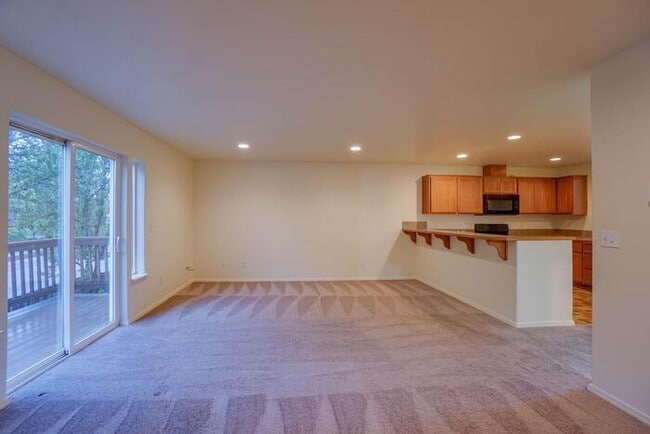 Building Photo - THREE BEDROOM TOWNHOUSE