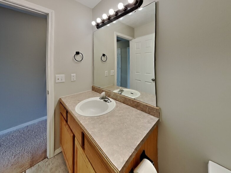 Building Photo - 720 N Elder Ave