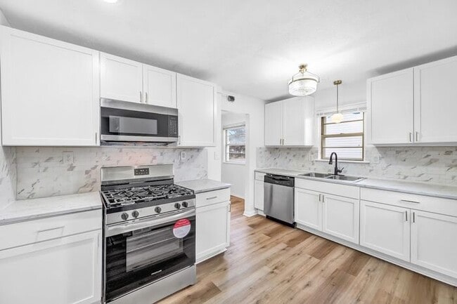 Building Photo - Stunning 5 Bed, 2 Bath Euclid Ohio!