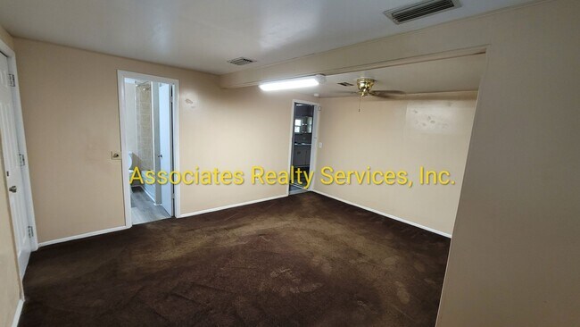 Building Photo - 4 BR, 2 BA  LOOK!!!!   ITS A STEAL!