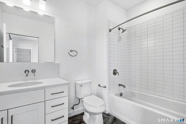 Building Photo - 19 Day St