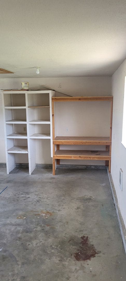 Building Photo - Cozy home on large lot w/fenced backyard