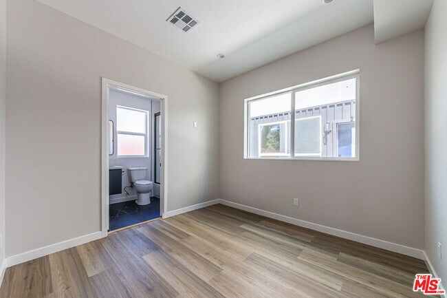 Building Photo - 6700 Balboa Blvd