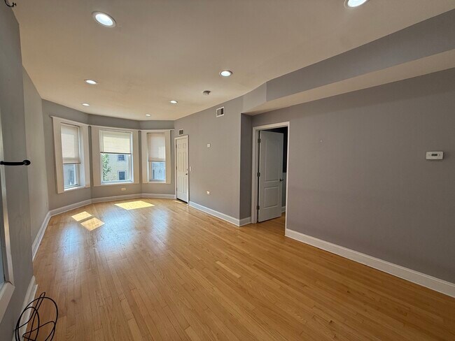 Building Photo - 2449 N Ridgeway Ave
