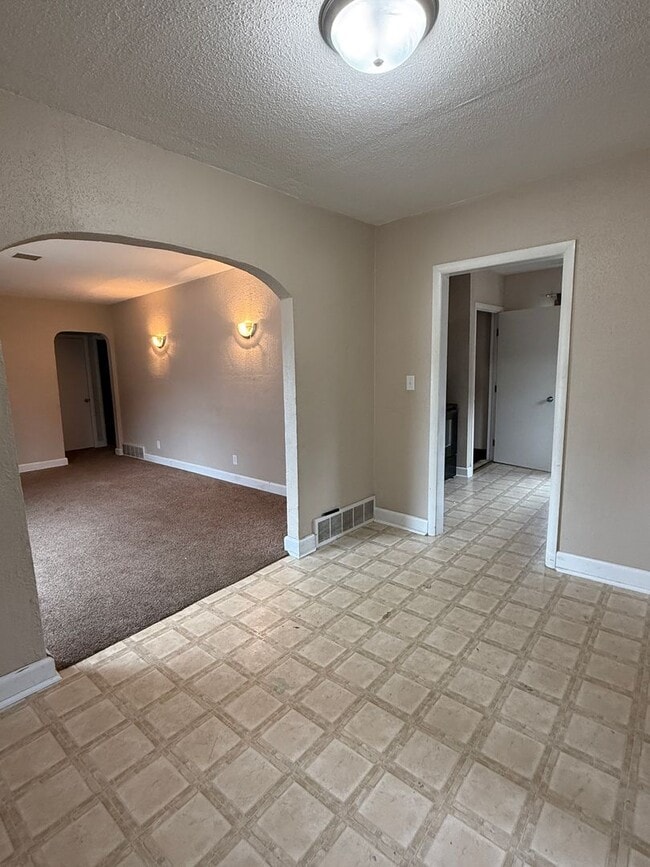 Building Photo - 3+ Bedroom 1.5 Bath / Single Family Home