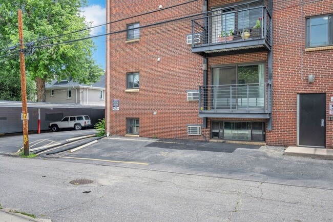 Building Photo - Charming 2BR Condo in Denver