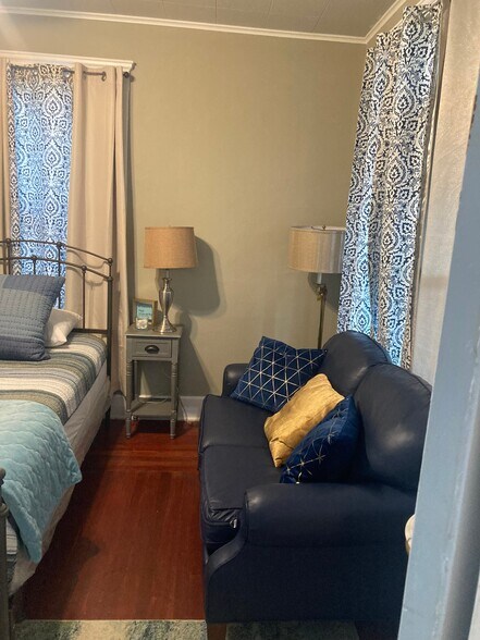 Building Photo - 1887 State St