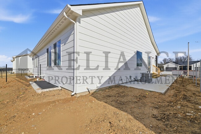 Building Photo - 5247 N Pinecrest Ct