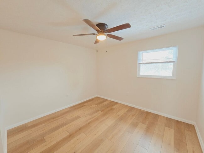 Building Photo - Renovated 2 Bedroom apartment in Hikes Point!