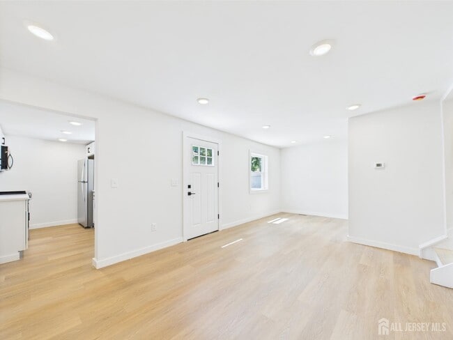 Building Photo - 10 W Railroad Ave