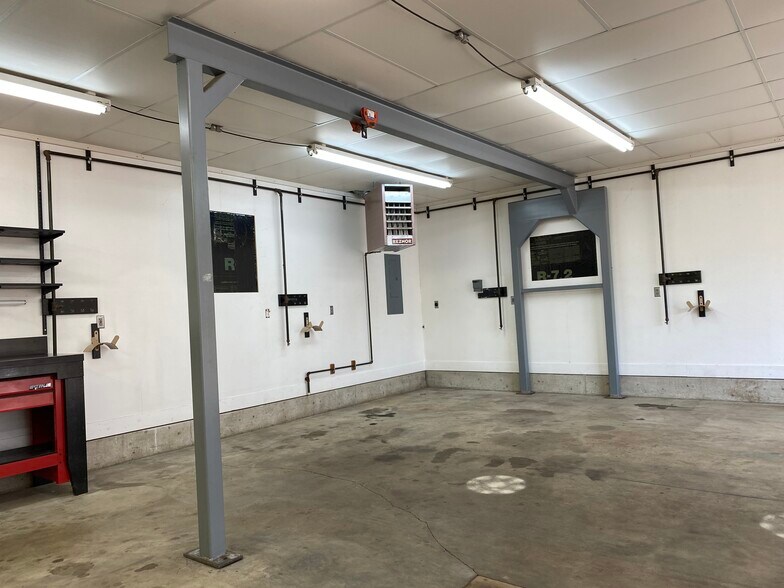 Garage #2 - 7012 W 138th Ln