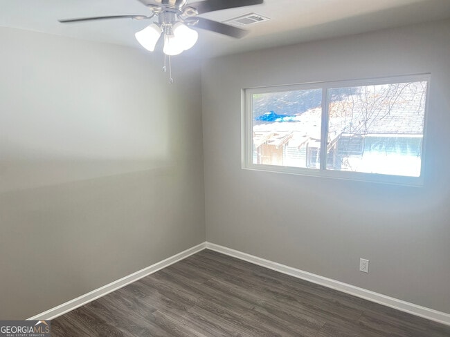 Building Photo - 1255 Pine Ave