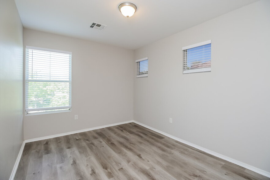 Building Photo - 1447 S Pheasant Dr