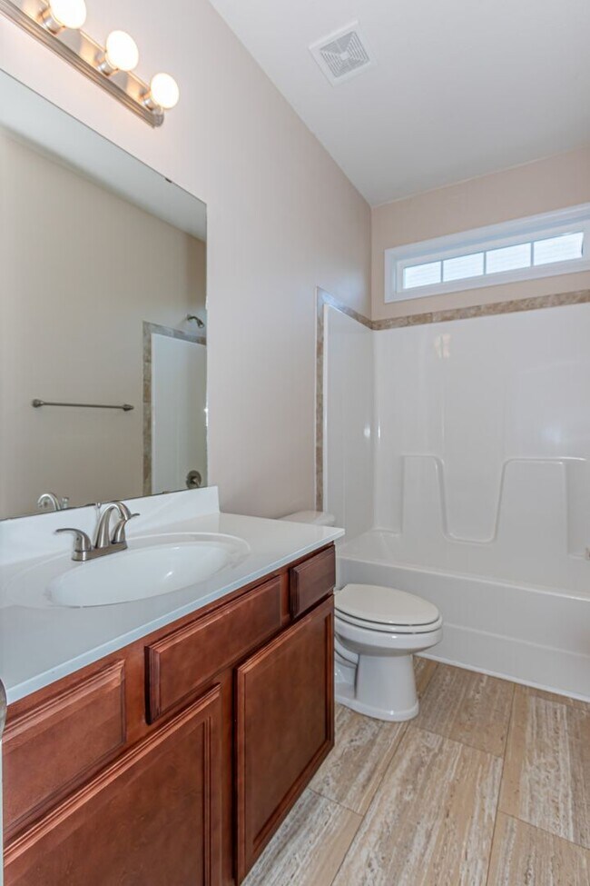 Building Photo - Townhome For Rent!
