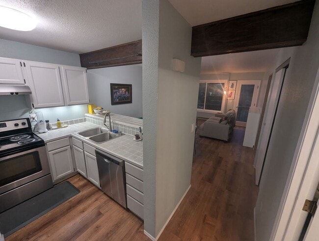 Building Photo - 2 bed/1 bath Crowhill condo on Douglas- Unfurnished