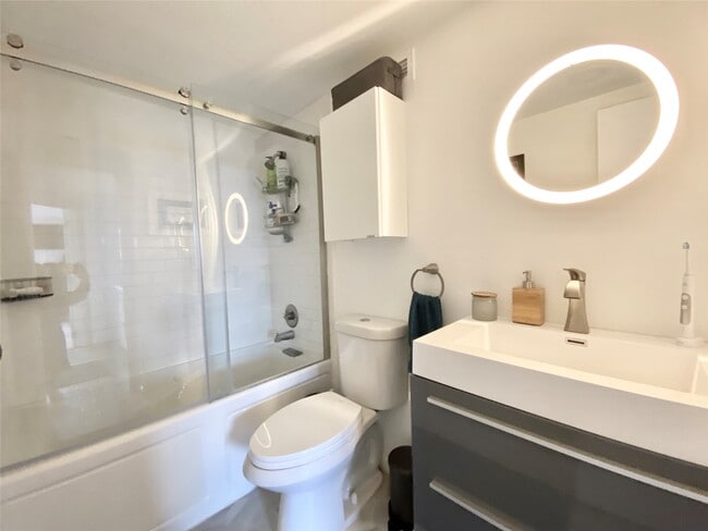 Building Photo - 2016 Main St