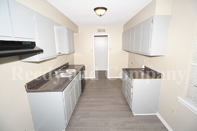 Building Photo - 5677 Fenway Dr