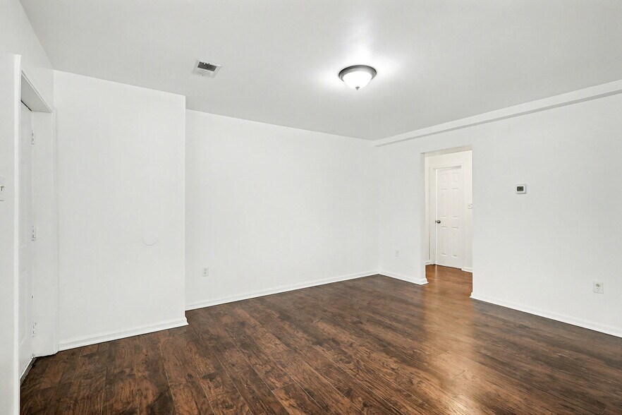 Building Photo - 506 Eastern Ave NE