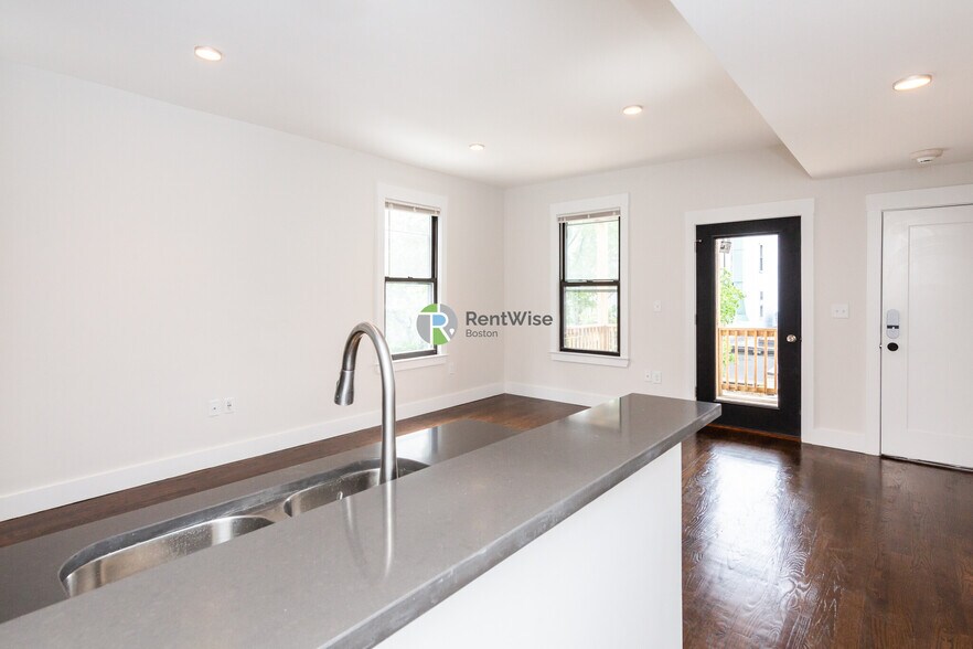 Building Photo - 24 Clary St