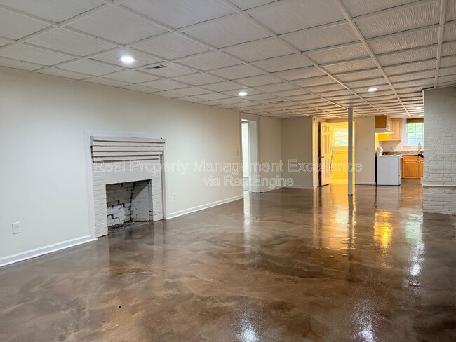 Building Photo - 620 Carr St