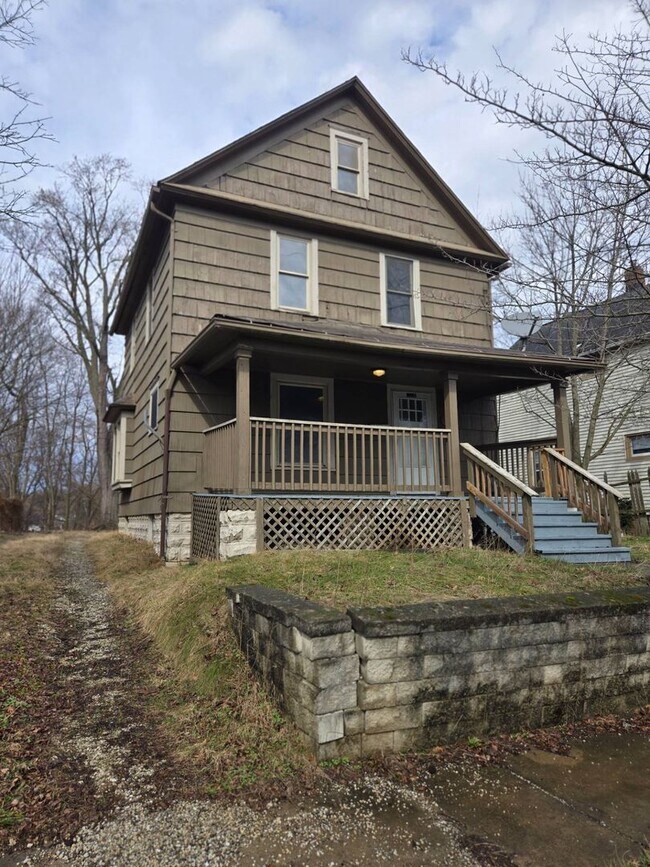 Building Photo - Charming 4-Bedroom Property in Prime Location