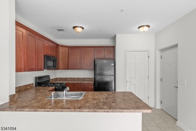 Building Photo - 10 Park Dr