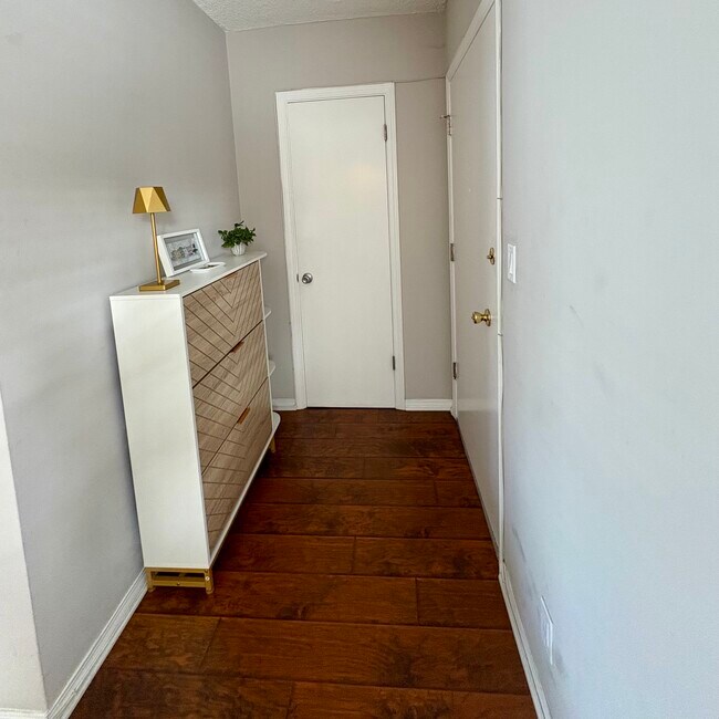 Entry way with closet - 2002 4th St