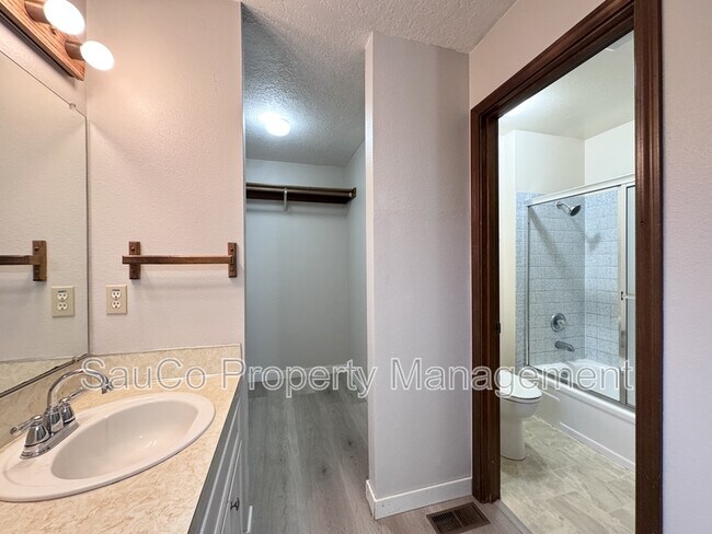 Building Photo - 324 SE 30th Ave