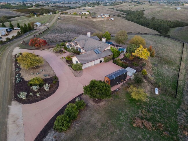 Building Photo - 6525 Straw Ridge Rd