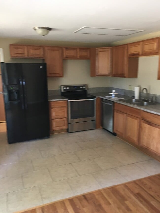 Building Photo - 5 Bedroom Home Near Mitchell High School