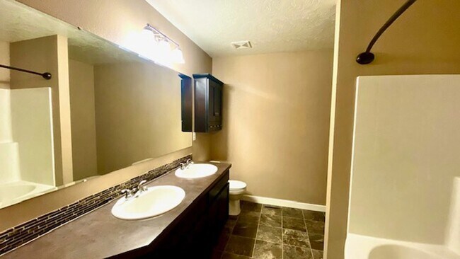 Building Photo - 3 Bed (+ bonus room) 2 Bath Home in Meridi...