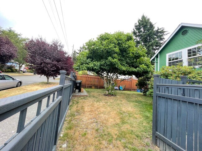 Building Photo - Spacious Corner-Lot Home 4 bed 3 bath – Green Lake, Seattle, WA
