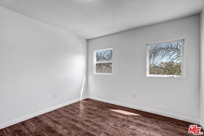 Building Photo - 5319 1/2 Normandie Avenue Unit