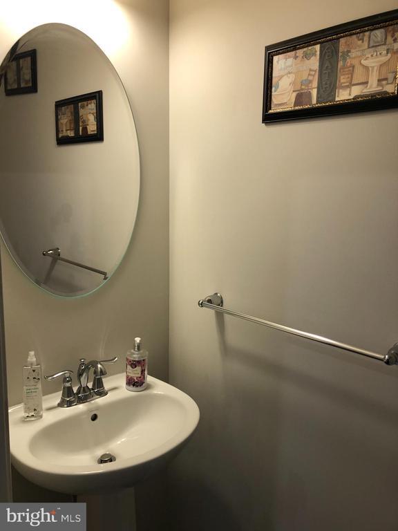 Building Photo - 111 Almond Dr