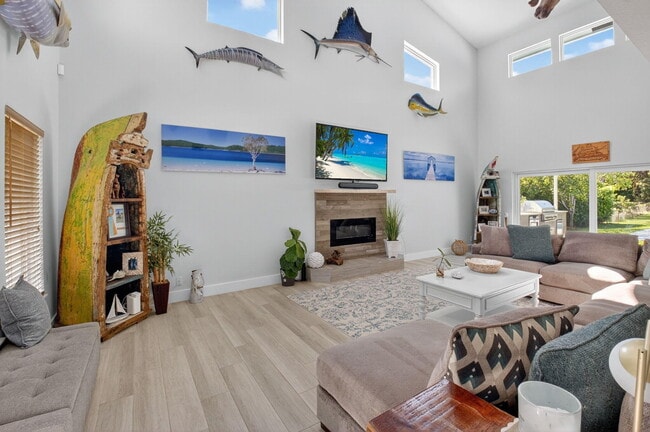 Building Photo - 6701 Hillside Ln